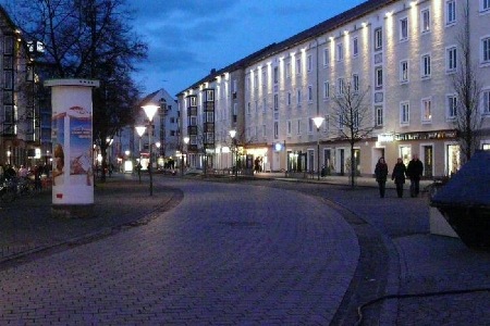 Zerbster Straße am Abend